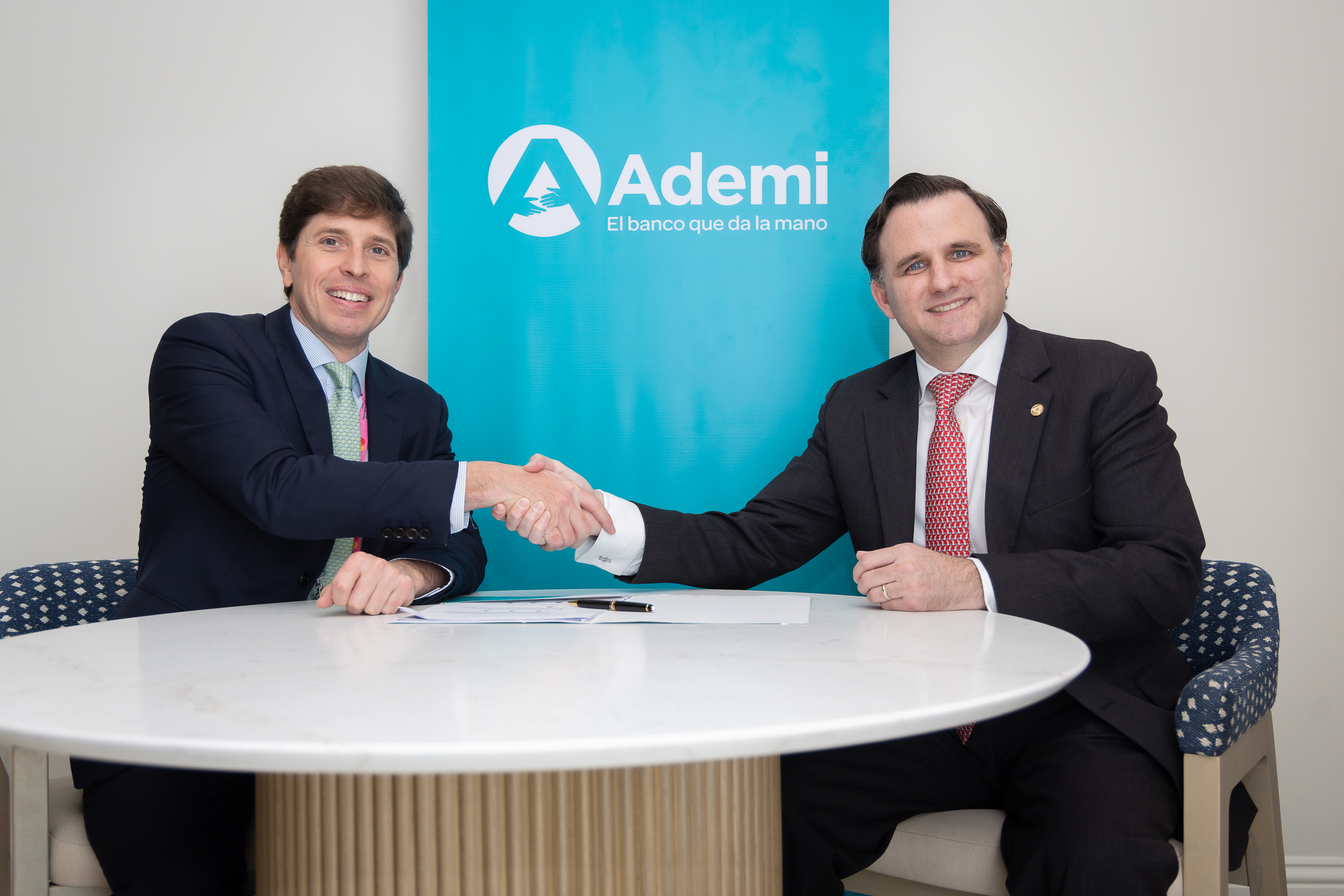 El Banco Múltiple Ademi firmó un acuerdo con el gestor de fondos privados norteamericano Developing World Markets, para realizar la inversión de hasta RD$850 millones (equivalentes a unos US$15 millones) en beneficio de las microempresas de la República Dominicana.